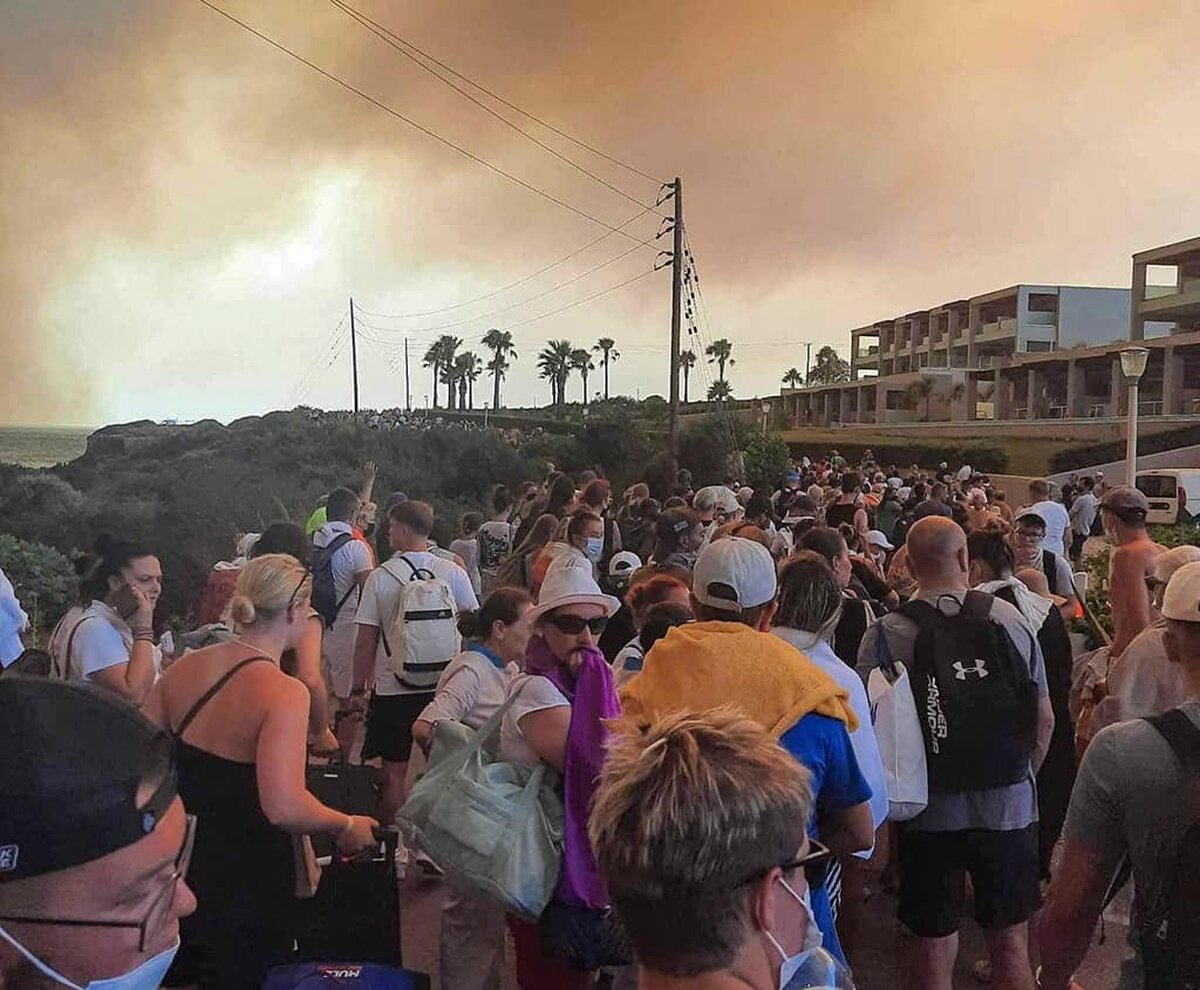 În Grecia, turiștii din Rodos, au fost relocaţi pentru a fi feriți de incendiile de vegetație