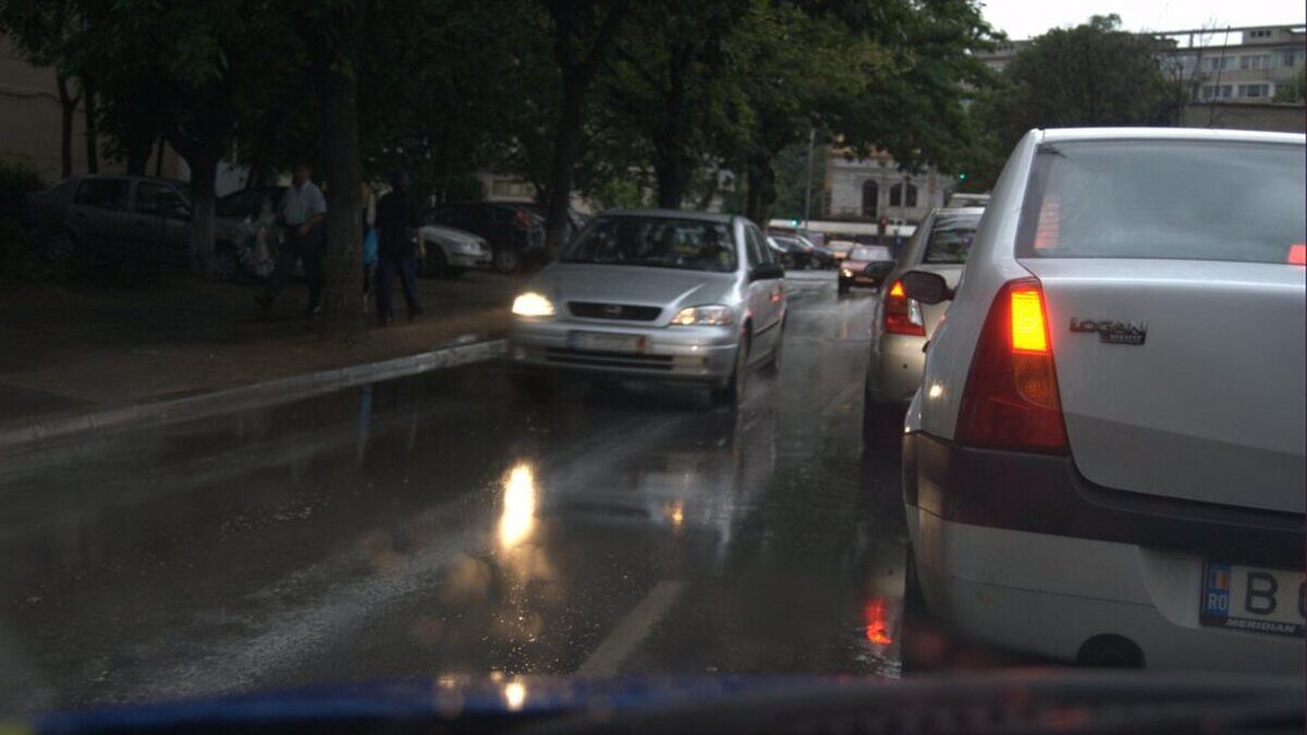 Care sunt liniile de tramvai și de autobuz blocate din cauza vremii rele din această dimineaţă? STB anunt important pentru bucuresteni dupa codul galben de furtuna