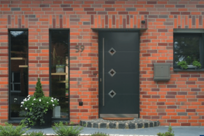 4 categorii de produse de care ai nevoie cand renovezi o casa usa de intrare