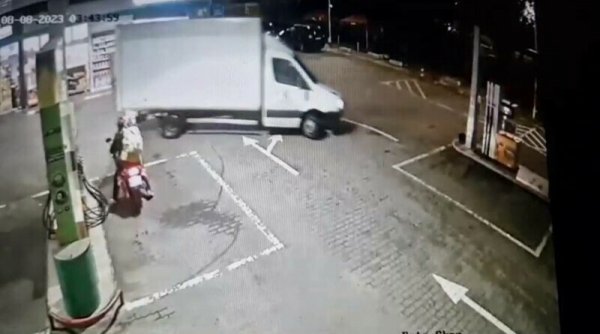 1691567868 514 Trei tineri au furat haine in valoare de 50000 de