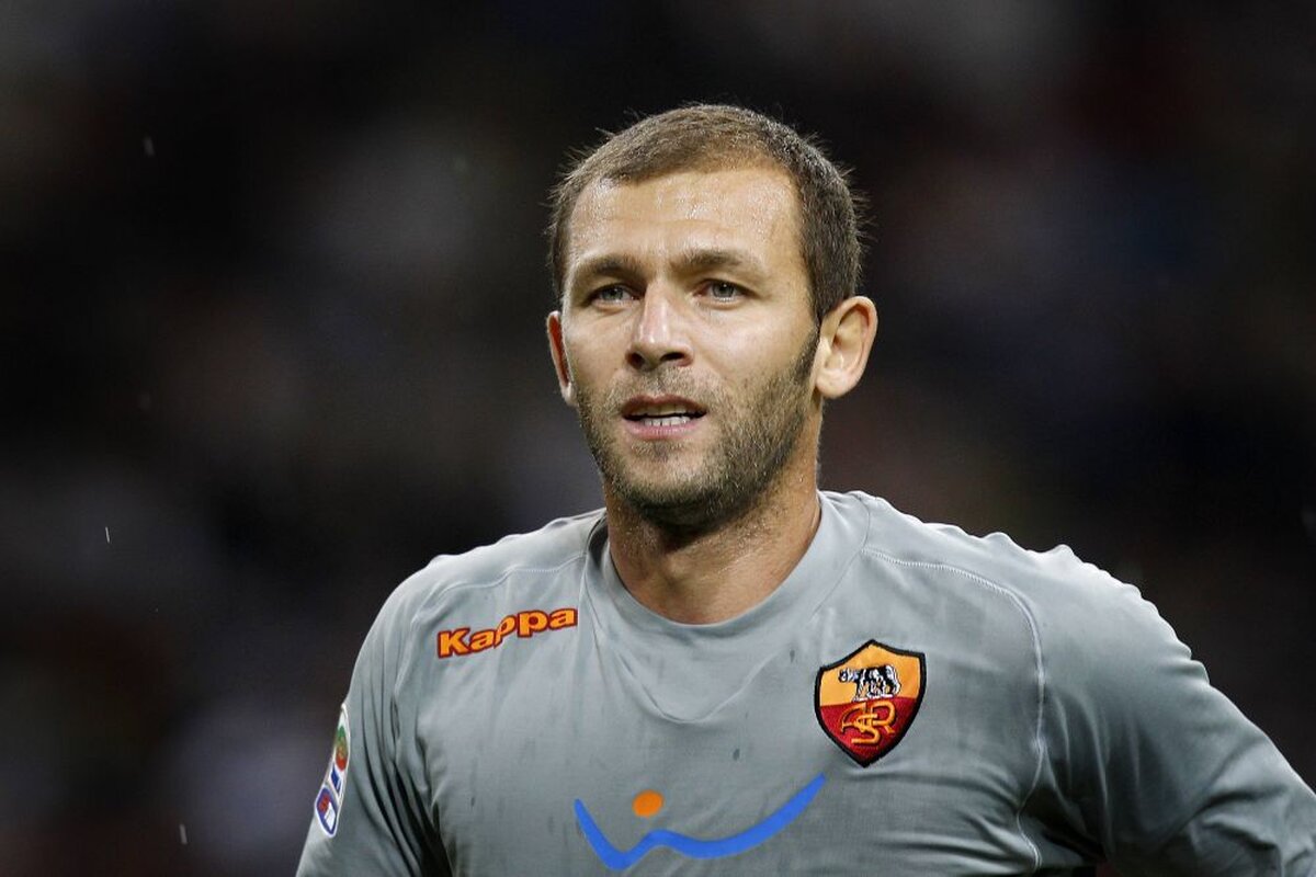 Antrenorul momentului din România merge cu metroul și cu autobuzul în București