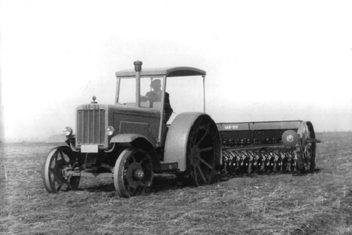 Cat-a-ajuns-sa-coste-un-tractor-de-pe-vremea.png