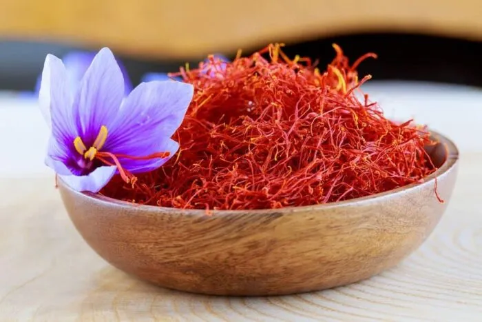 Floarea-din-curtea-romanilor-care-te-poate-imbogati-Putini-stiu.jpg