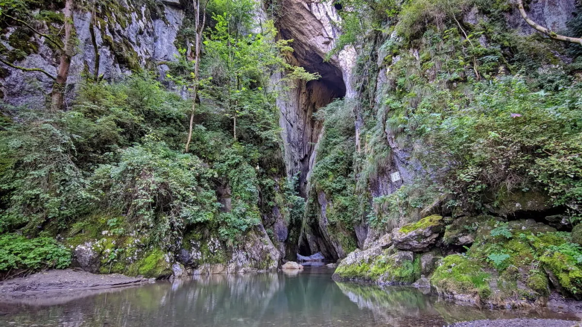 Pestera-unica-in-lume-care-se-afla-in-Romania-E.jpg
