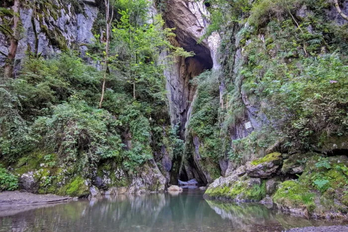 Pestera-unica-in-lume-care-se-afla-in-Romania-E.jpg