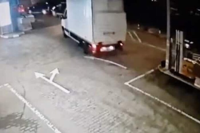 Trei tineri au furat haine in valoare de 50000 de
