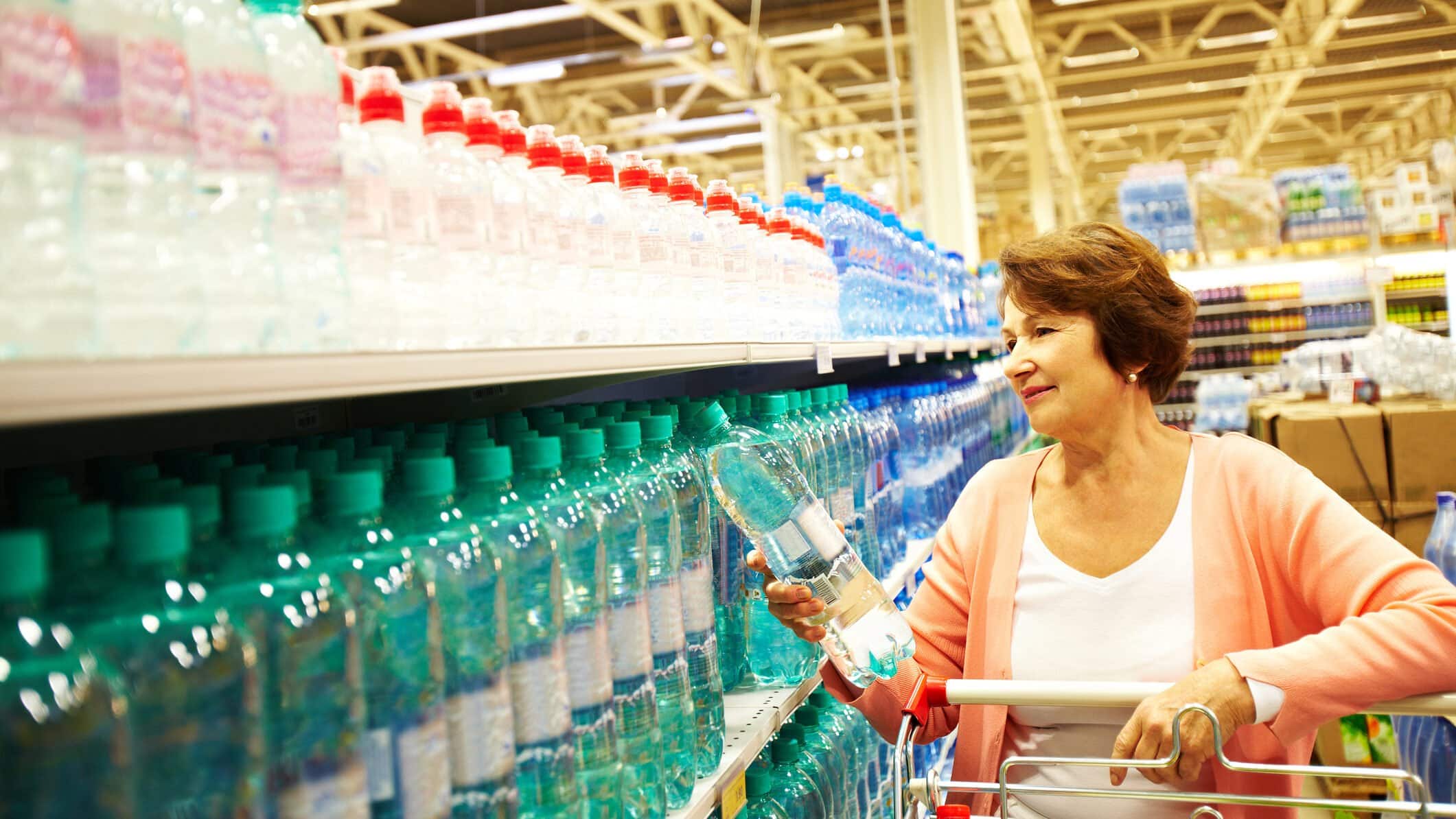 Românii ocupă locul 3 în Europa de Est în ceea ce privește consumul de apă la PET