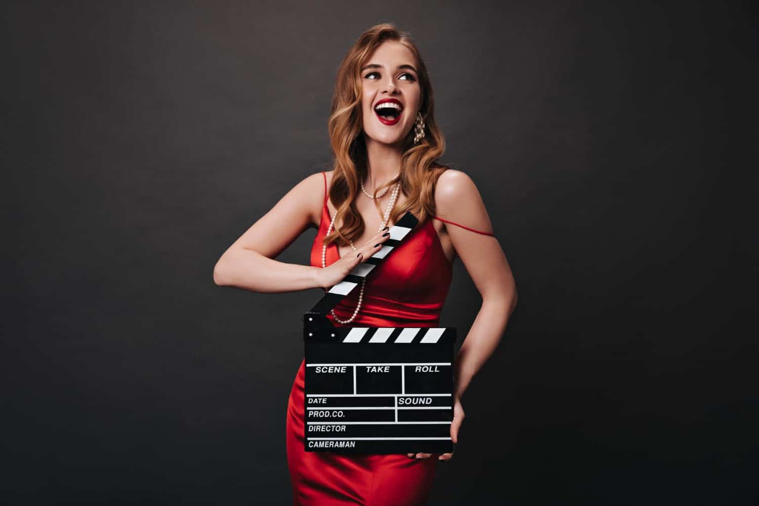 Cum să alegi rochia potrivită pentru o ținută ca la Hollywood