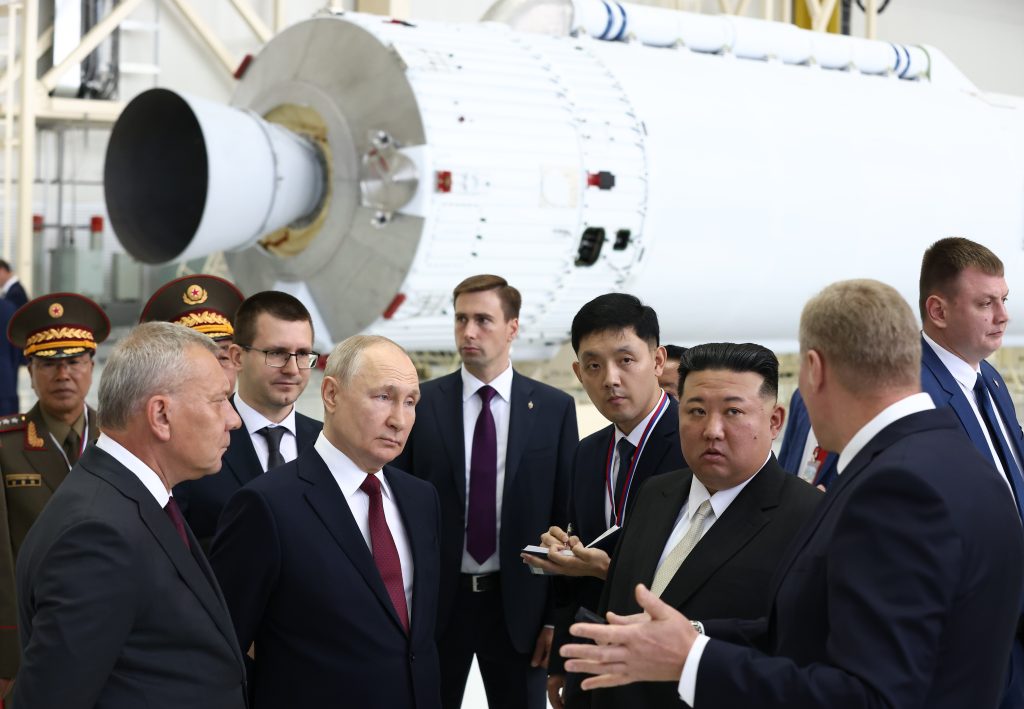 Gestul făcut de Vladimir Putin de faţă cu Kim Jong Un, în Rusia. Liderul Coreei de Nord ar putea fi deranjat de acest detaliu. Foto