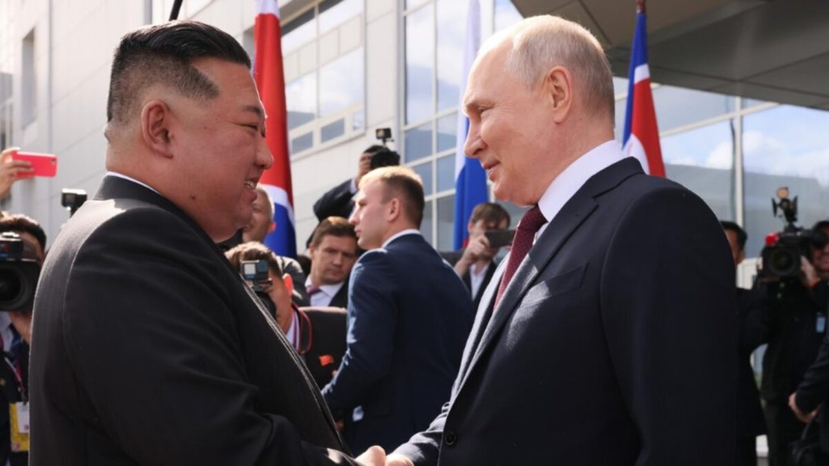 Gestul făcut de Vladimir Putin de faţă cu Kim Jong Un, în Rusia?