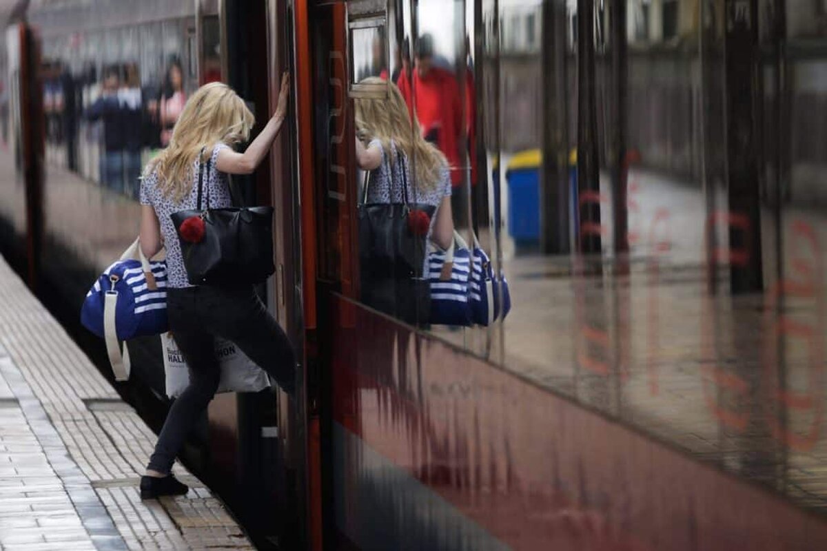 În ce fel, Ministerul Transporturilor este acuzat de discriminare față de studenți?