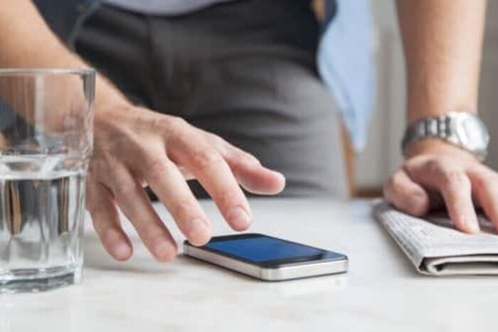 Toate telefoanele mobile din UE vor avea baterii detasabile care