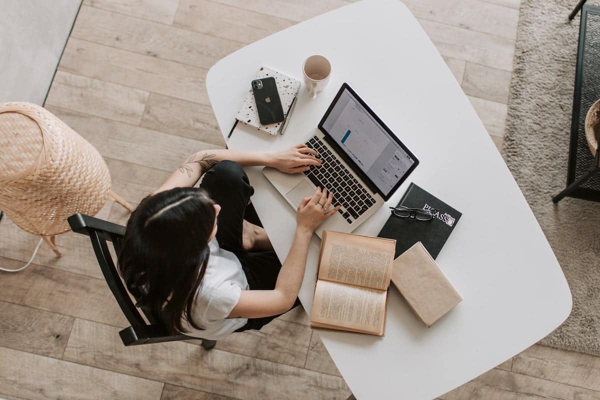 Menține-ți sănătatea mentală și buna dispoziție cu cărți din librăria online