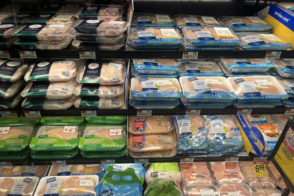 Ce conţin puii care se vând în supermarketuri, de fapt. Ce pot observa multe gospodine când îl gătesc