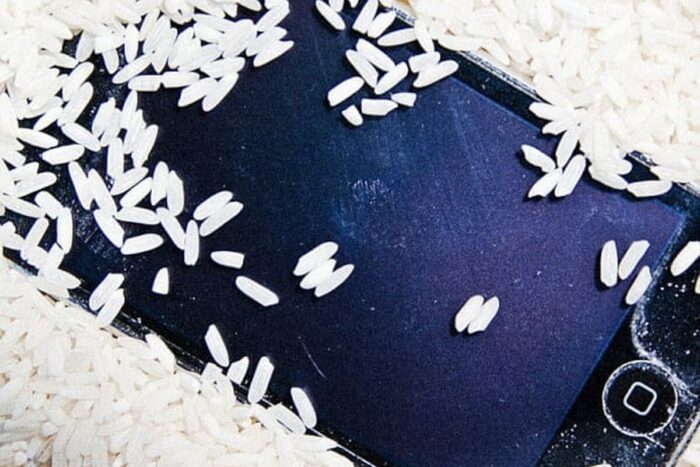 A pus boabe de orez peste telefonul cazut in apa