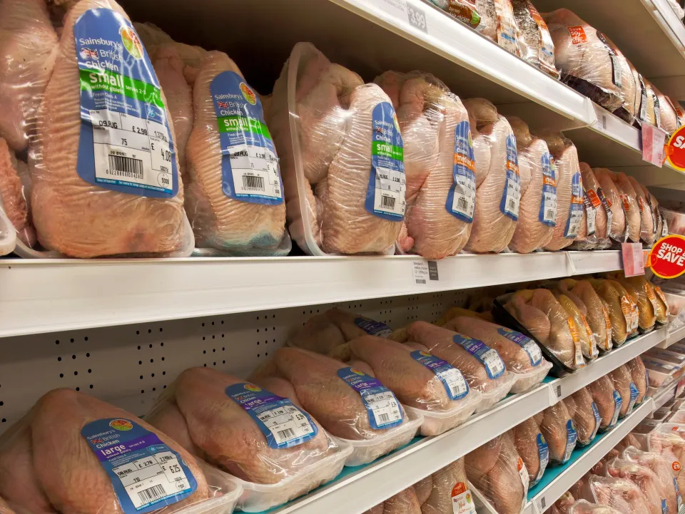 Ce conţin puii care se vând în supermarketuri, de fapt. Ce pot observa multe gospodine când îl gătesc