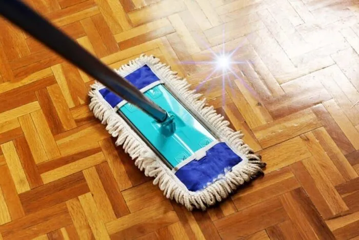 Cu-ce-sa-speli-parchetul-ca-sa-luceasca-Ce-sa.jpeg