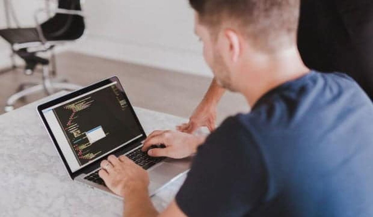 O soluție care va pune capăt problemelor tale financiare, în doar câteva luni, este un curs IT