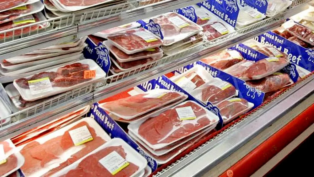 Detaliul care poate să apară pe eticheta produselor din carne din Lidl, Kaufland sau alte magazine. Actul a trecut de Senat