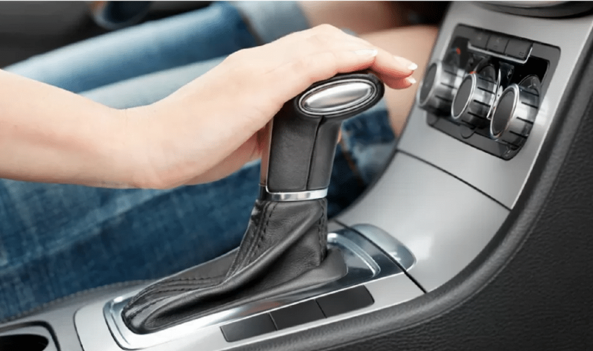 Şoferii nu trebuie să scoată maşina din viteză când stau la semafor