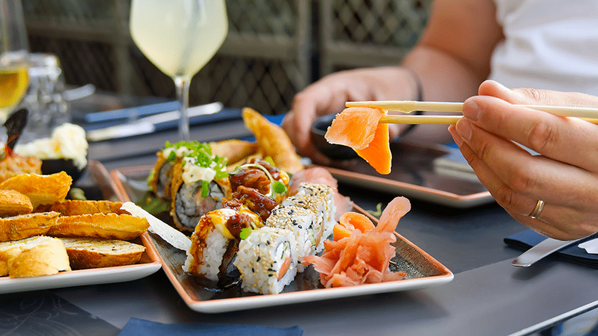 Wasabi: Dincolo de iuțeală - O explorare profundă a rădăcinii verzi a Japoniei eating sushi with chopsticks at sushi restaurant 2022 11 09 15 59 49 utc 1
