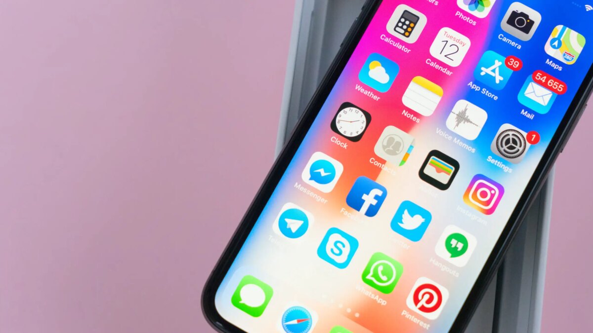 iphone-apple-telefon-scaled-e1694002955970.jpg