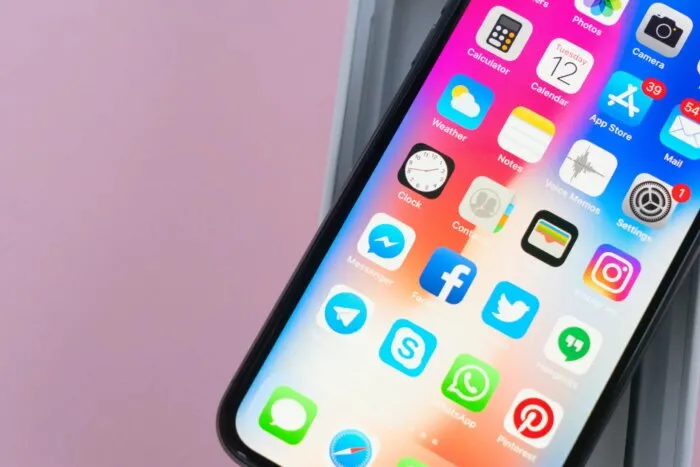 iphone-apple-telefon-scaled-e1694002955970.jpg
