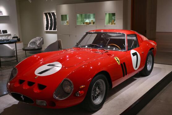S-a vândut a doua cea mai scumpă mașină din istorie. Cât a costat un Ferrari din 1962