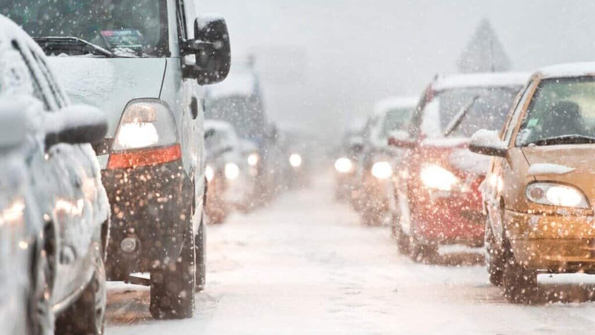 Cum este bine să conduci pe un drum acoperit de zăpadă sau gheaţă? Cum conduci pe un drum acoperit de zapada sau gheata. Distanta pe care trebuie sa o pastrezi fata de