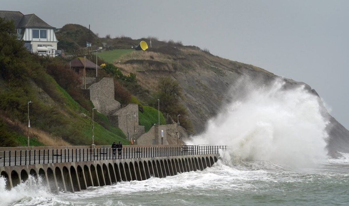Fenomene extreme în Marea Britanie. Vremea a luat-o razna, vânt de peste 100 de km/h