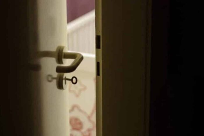 De ce este bine să închizi ușa de la camera copilului în fiecare noapte O experta in siguranta sustine sa inchizi usa de la