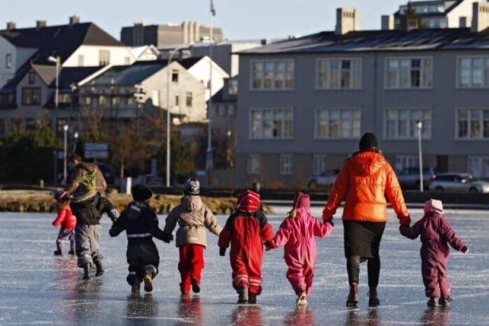 Tara in care cetatenii nu au nume de familie Se. Se foloseste numele pe care il poarta dupa tata pentru