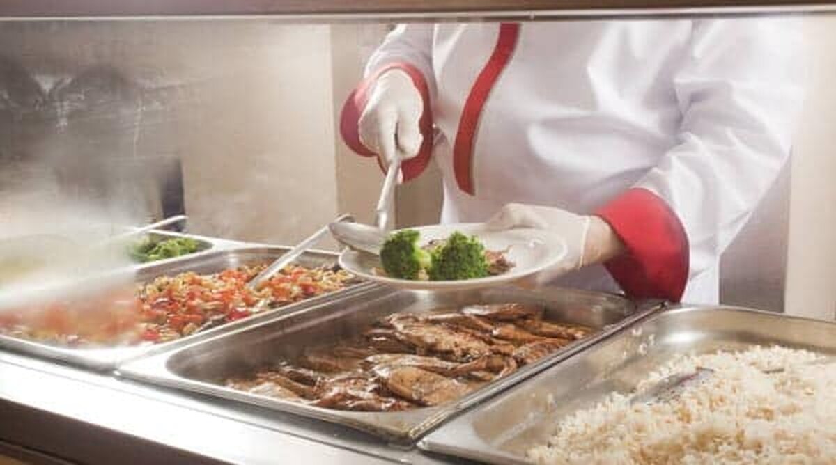 La cantina Universităţii Tehnice „Gheorghe Asachi din Iaşi, aproximativ 700 de studenţi şi profesori iau masa zilnic