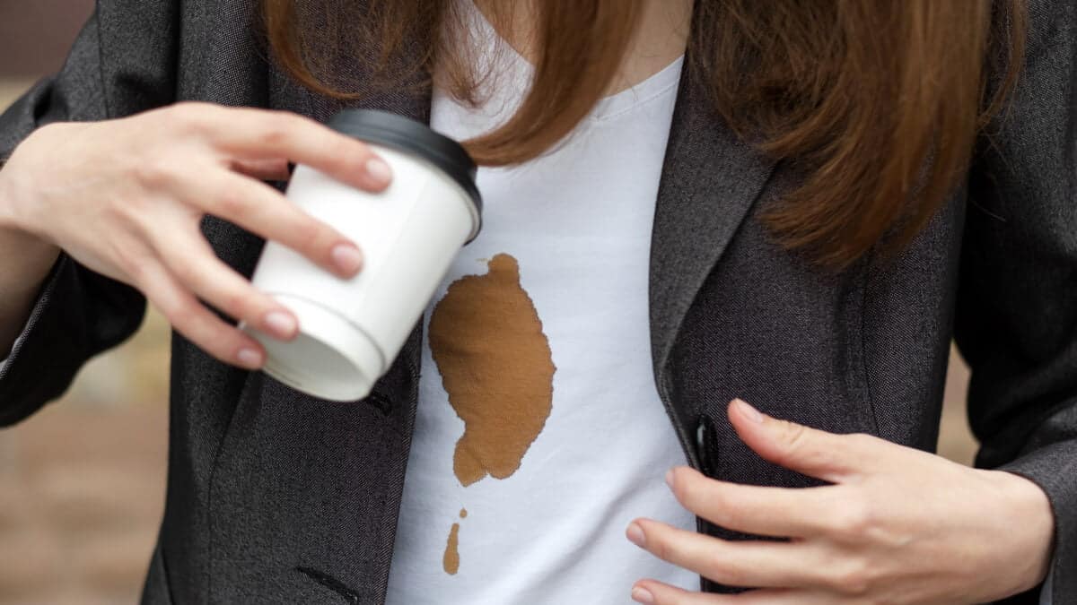 Cum să îndepărtezi petele de cafea de pe îmbrăcăminte