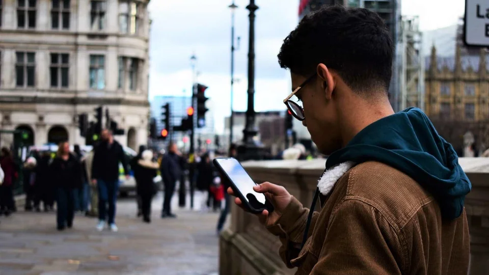 Țara din Europa care va amenda oamenii care se uită la telefon când merg pe stradă. Milioane de români o vizitează în fiecare an