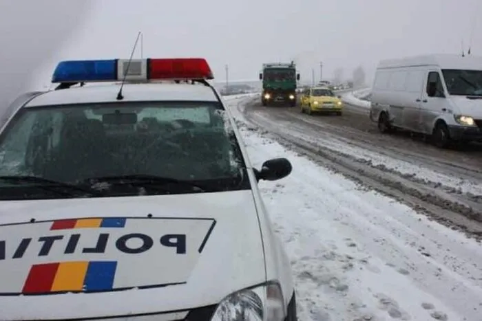 Furtuna-de-zapada-cu-tunete-si-fulgere-in-Romania-Fenomenul.-Care-sunt-drumurile-cu-probleme-avertisment-pentru-sofer.jpeg