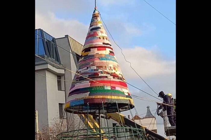 În oraşul Târgu Mureş se află cu cel mai ciudat brad de Crăciun Orasul mare din Romania cu cel mai ciudat brad de