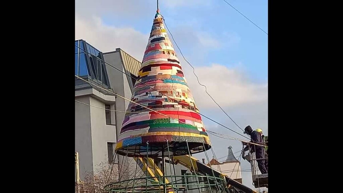 În oraşul Târgu Mureş se află cu cel mai ciudat brad de Crăciun