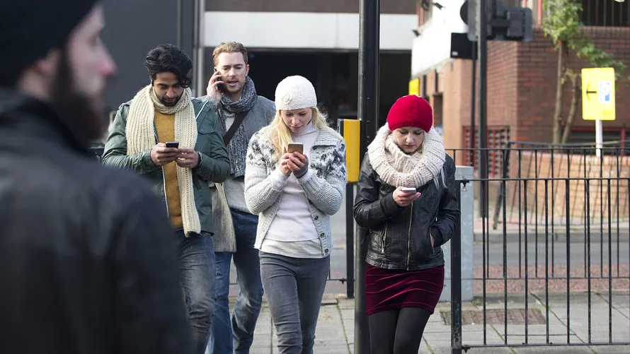 Țara din Europa care va amenda oamenii care se uită la telefon când merg pe stradă. Milioane de români o vizitează în fiecare an