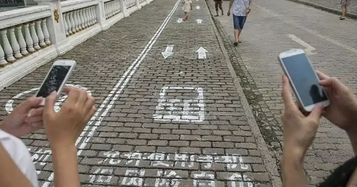 O ţară din Europa, va amenda oamenii care se uită la telefon când merg pe stradă