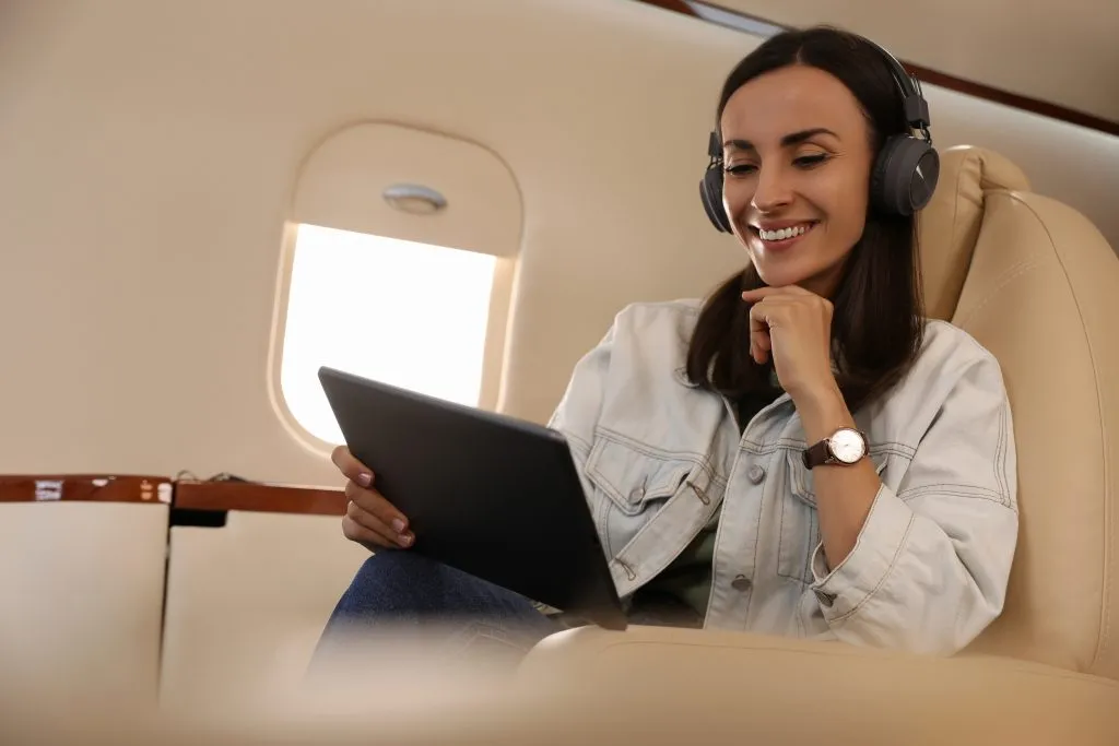 De ce să nu porţi căşti în avion. Detaliul care îţi poate salva viaţa