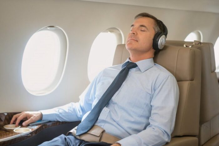 De ce sa nu porti casti in avion Detaliul care