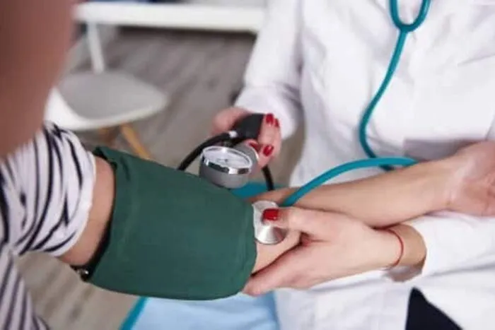 Medicii-avertizeaza-Pacientii-vor-ajunge-sa-plateasca-si-banala-consultatie.jpg