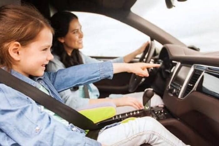 Varsta la care un copil poate sta pe scaunul din