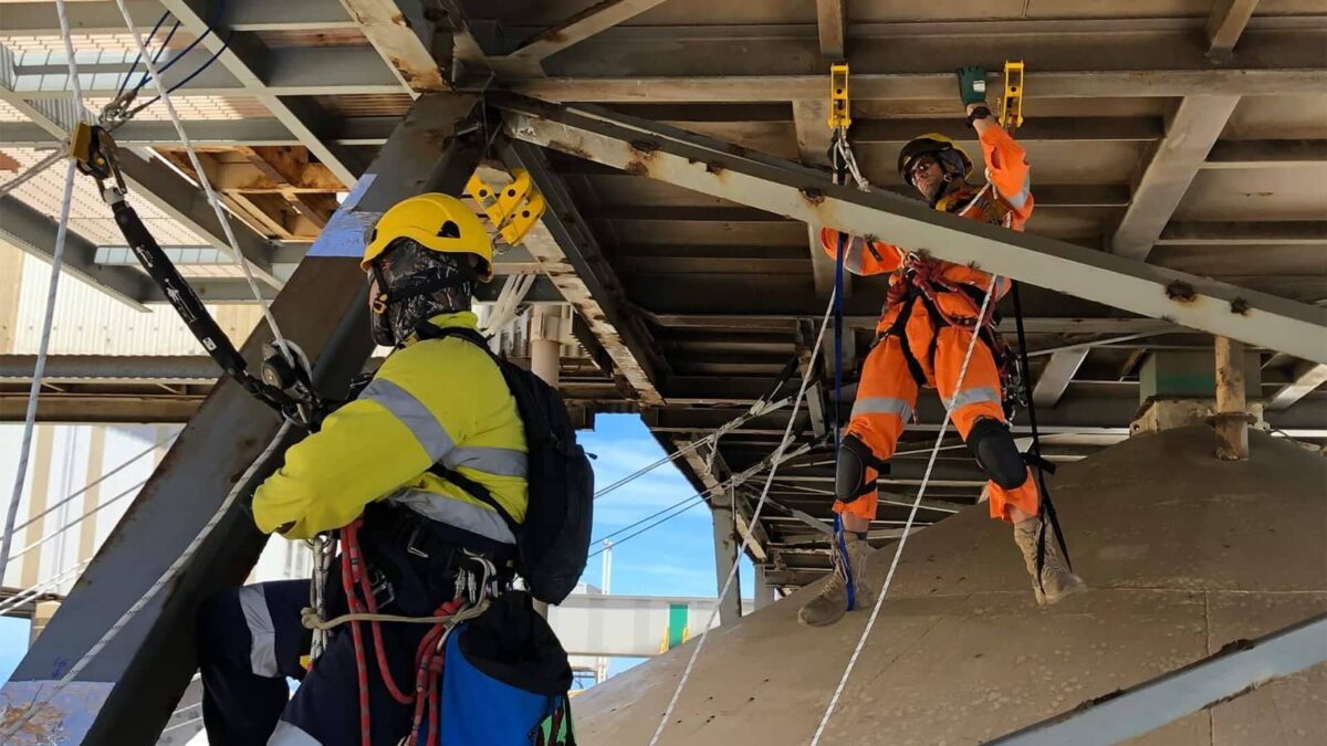 Alpiniști utilitari la înălțime: Expertiză și Inovație în Alpinismul Utilitar alpini ti utilitari la inal ime expertiza i inova ie in alpinismul utilitar
