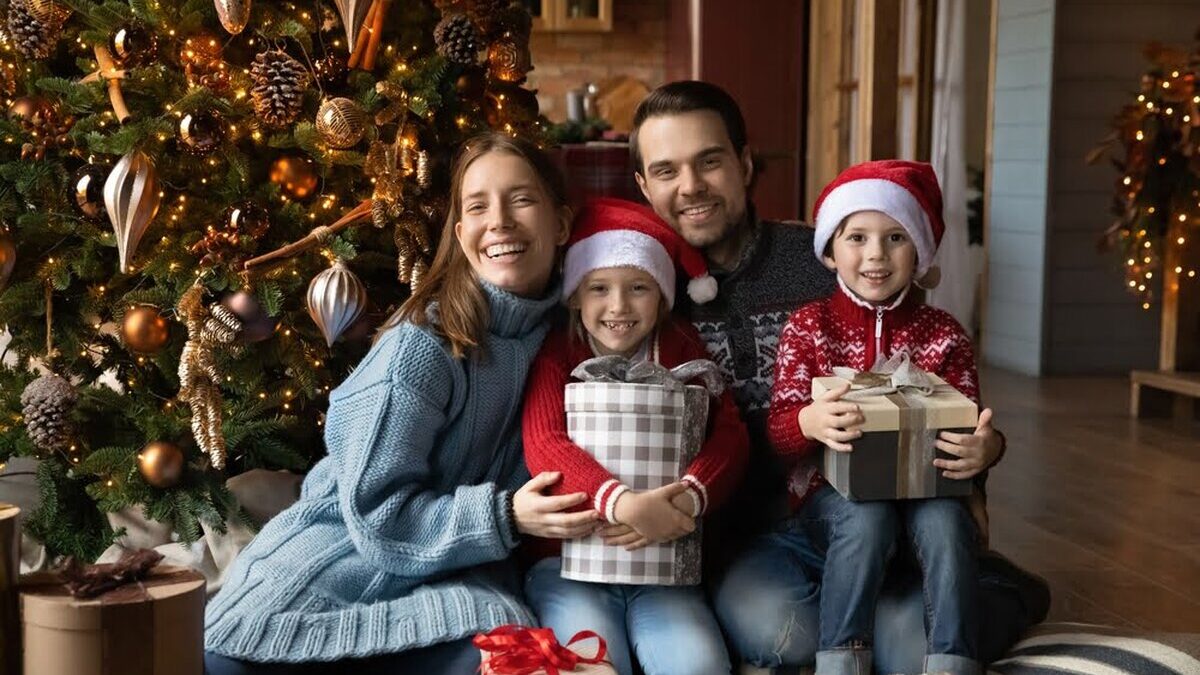 Portrait,Of,Emotional,Happy,Bonding,Loving,Family,Sitting,Near,Decorated