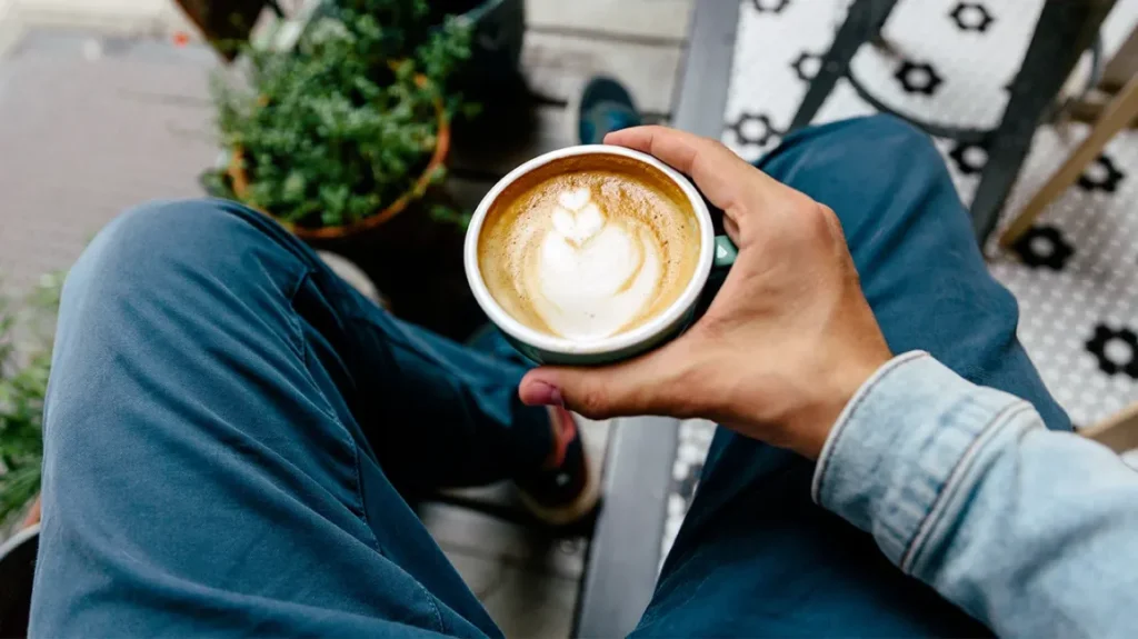 Câtă apă se pune la o linguriţă de cafea măcinată, de fapt. Aşa se face corect cafeaua la ibric, iese perfectă