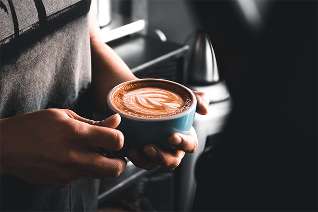 Câtă apă se pune la o linguriţă de cafea măcinată, de fapt. Aşa se face corect cafeaua la ibric, iese perfectă