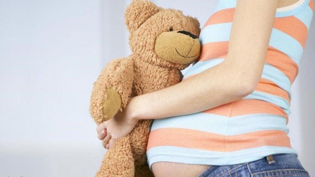 Cate fete minore au devenit mame in Romania intr un singur