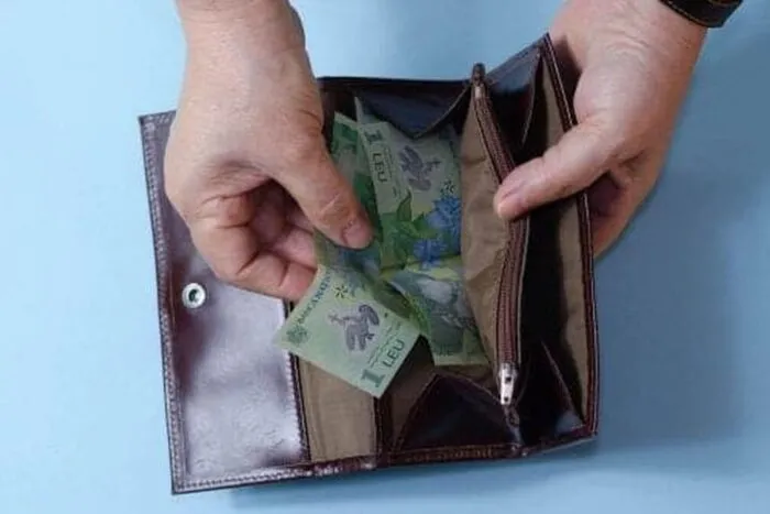 Cati-ani-trebuie-sa-munceasca-un-roman-pentru-a-primi.jpg